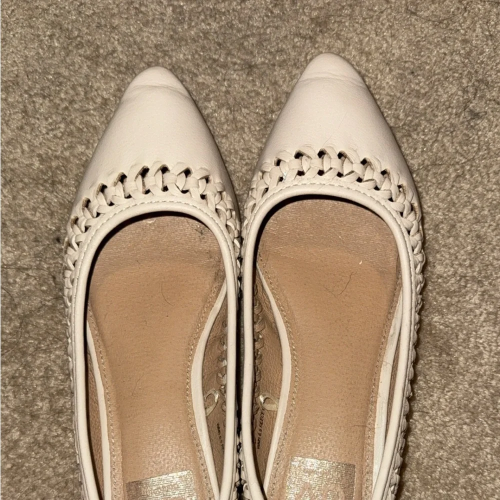 Women's pointy toed beige Leather Flats